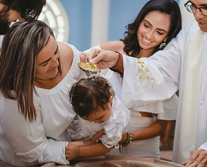 Batizado de bebê na igreja, com a família ao redor