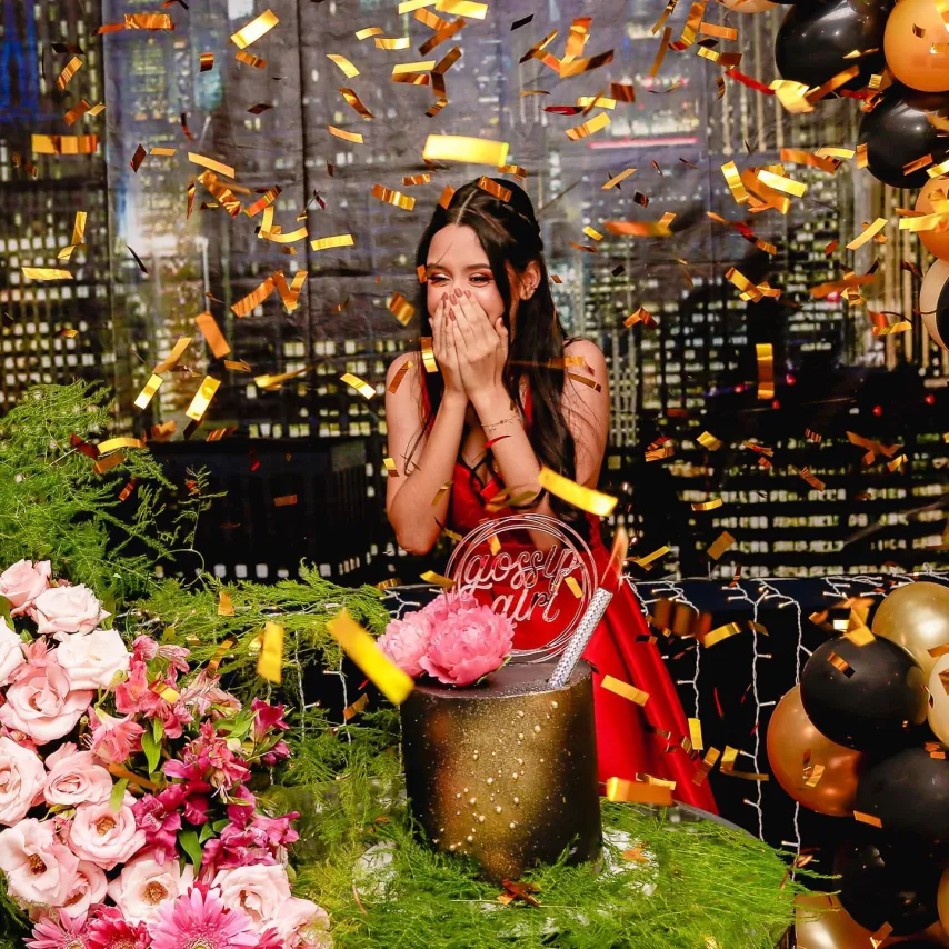 Aniversariante surpresa em festa com chuva de papel dourado